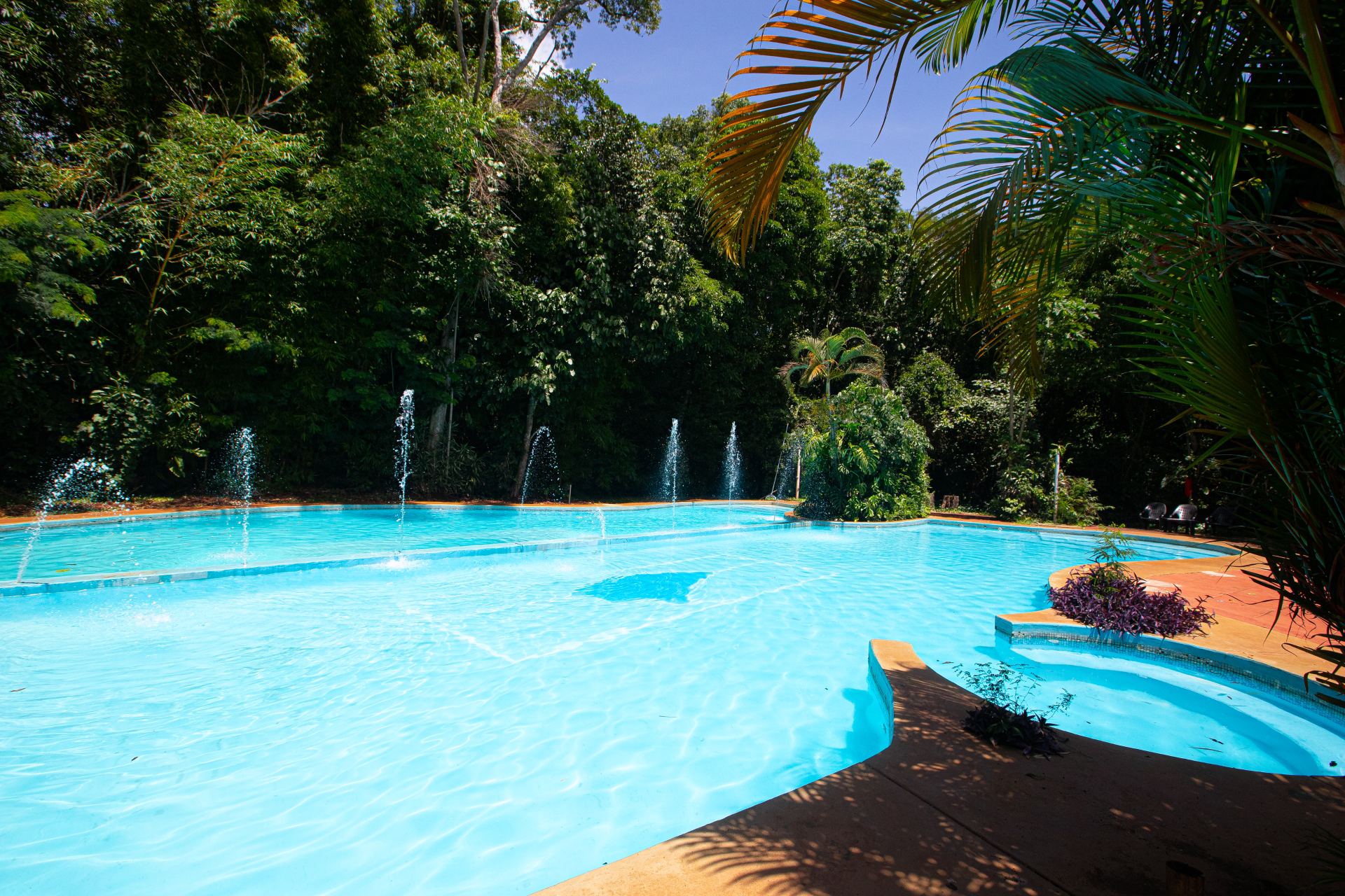 Dos grandes piscinas para grandes y chicos